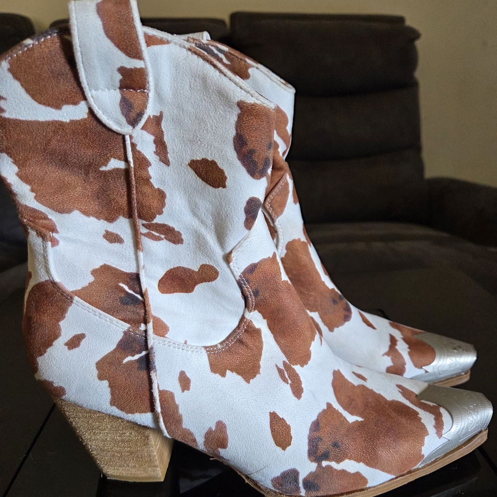Dakota Cow Print Western Ankle Boot
Beast Fashion - Picture 4 of 6